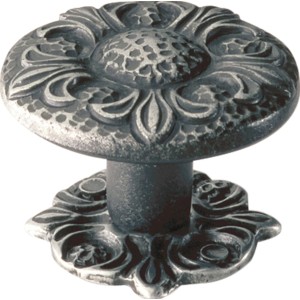 Brünierter Möbelknopf aus Eisen mit floralem Dekor für Schränke und Schubladen.