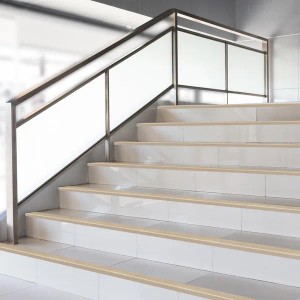 Treppe mit goldenem KARAT Stufenkantenprofil Safety, Form F, 50x53x1000 mm.