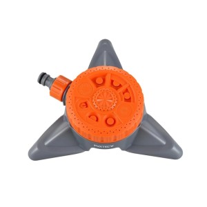 FUXTEC 8-Flächen Regner FX-8FRG1 mit orangefarbenem Kopf und grauem Standfuß. Bietet 8 Sprühfunktionen für Gartenbewässerung.