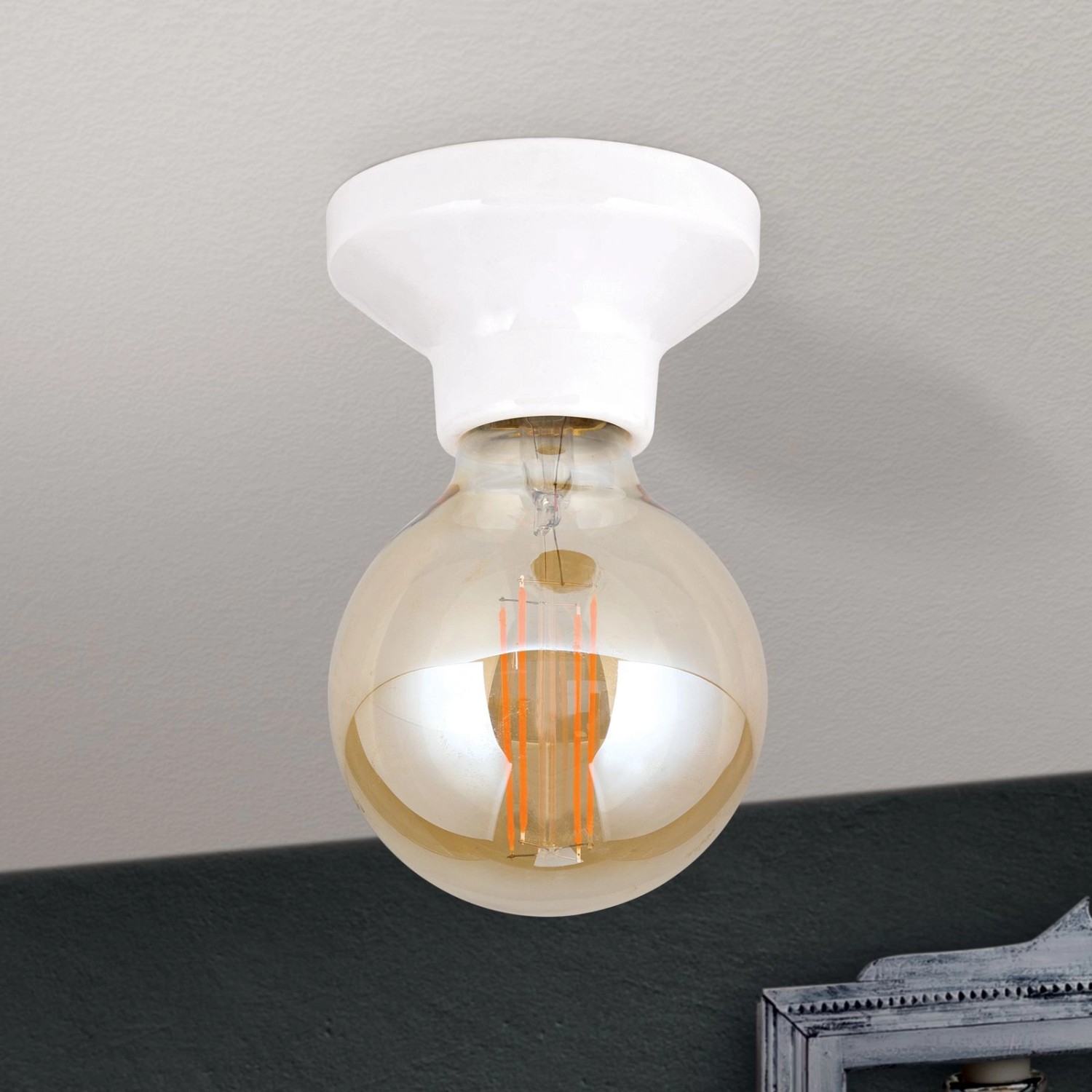 Weiße Orion Keramik Deckenleuchte mit E27 Fassung und Leuchtmittel an der Decke.