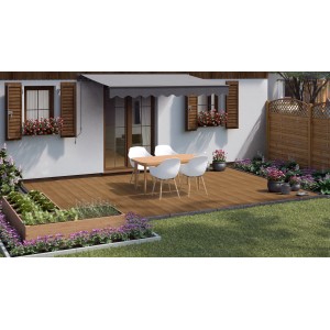 Terrasse mit Bangkirai Dielen (2,1x14,5x215 cm). Holzterrasse mit Gartenmöbeln und Bepflanzung.