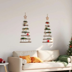 Zwei hängende Weihnachtsbaum-Dekorationen aus Naturholz-Zweigen mit Sternen und Schmuck an einer Wand im Wohnzimmer.