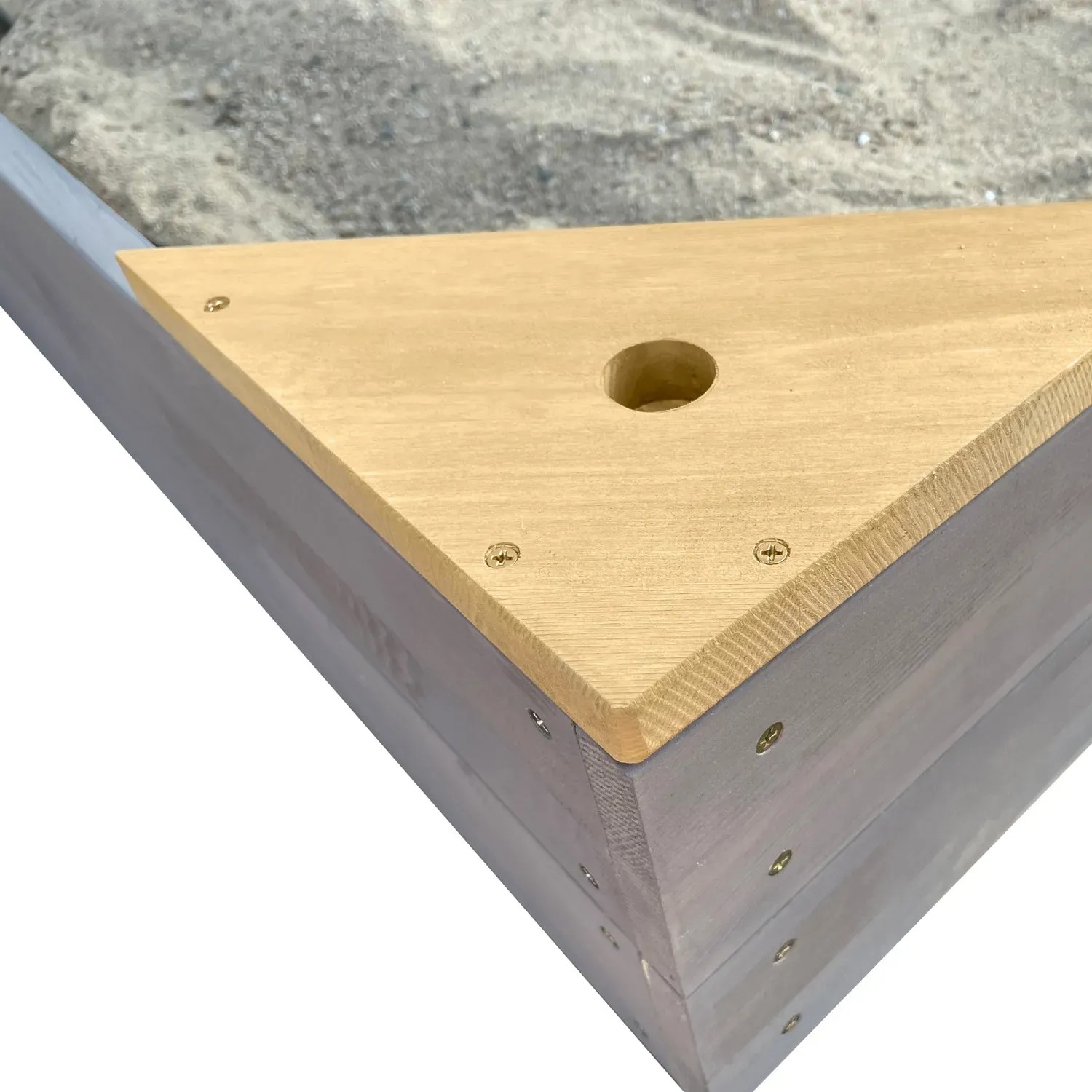 Detailansicht: Axi Sandkasten Kelly mit Becken und Bank, grau-braun, Eckbrett mit Schirmloch.
