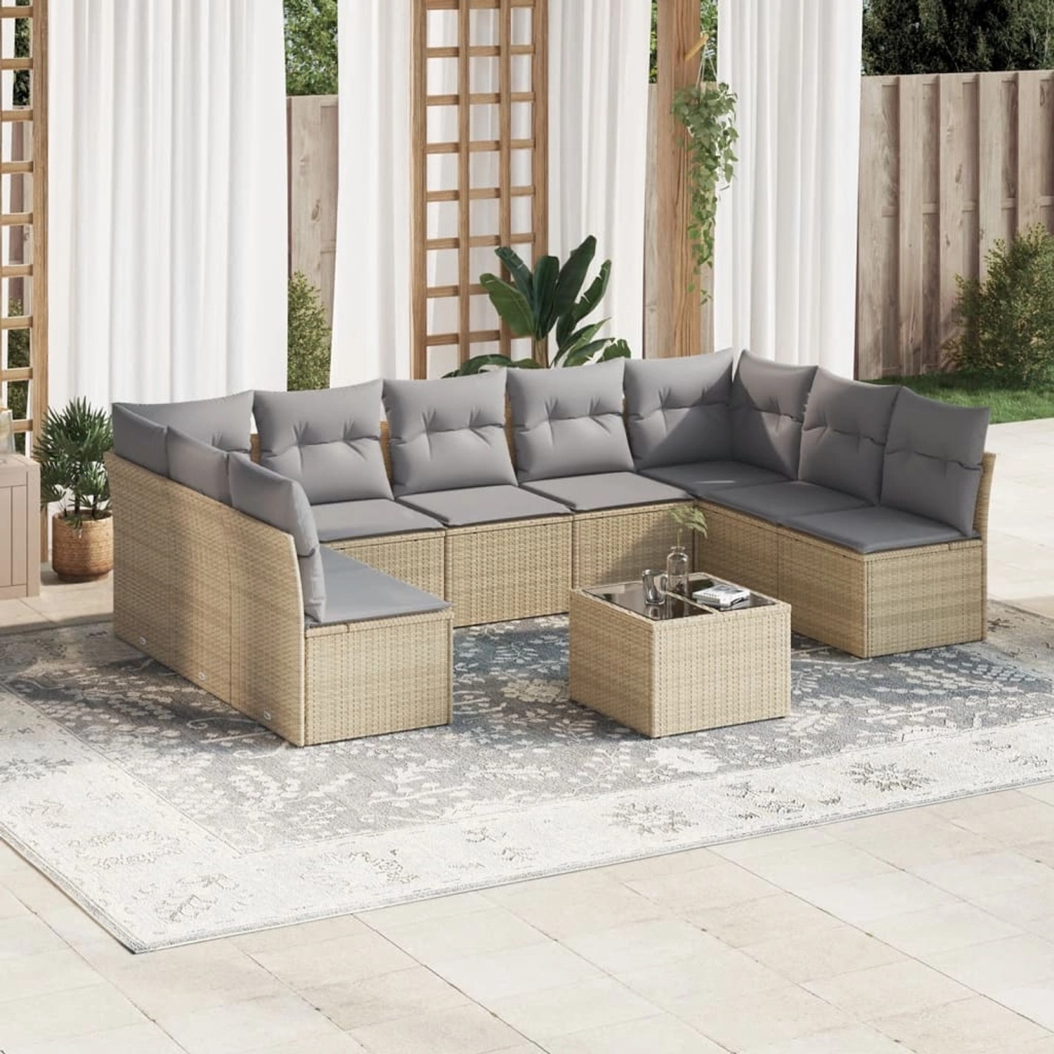 Beige 10-tlg. Garten-Sofagarnitur aus Rattan mit grauen Kissen und Tisch auf Terrasse.