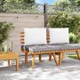 vidaXL Gartenstuhl aus Akazienholz mit grauen Sitz- und weißen Rückenkissen.