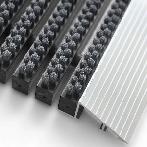 Graue Karat Fußmatte Profi Brush mit Alu-Rahmen und Bürsten, 50x80 cm.