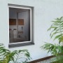 Weißer Alurahmen Insektenschutz am Fenster eines Hauses.