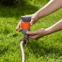 Gardena Comfort Kreisregner Vario auf Spike wird an einen Gartenschlauch angeschlossen.