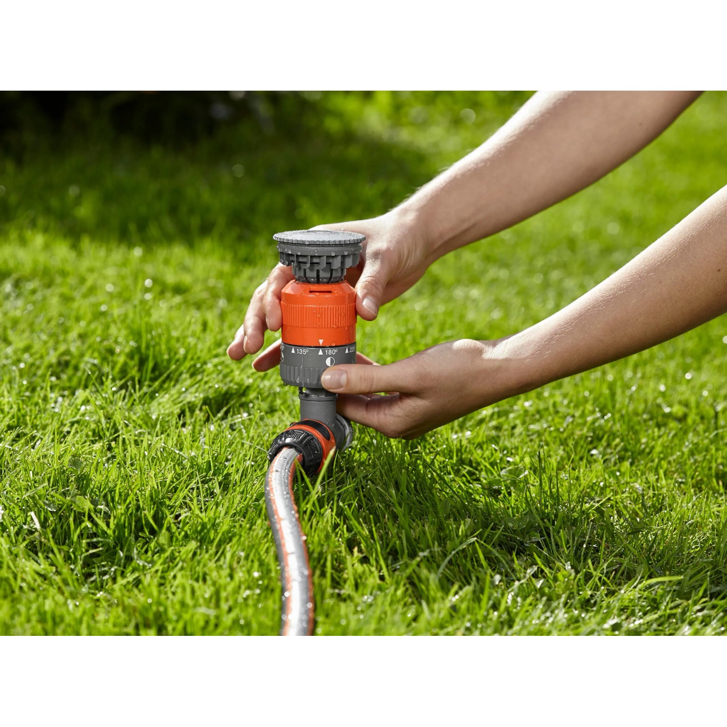 Gardena Comfort Kreisregner Vario auf Spike wird an einen Gartenschlauch angeschlossen.
