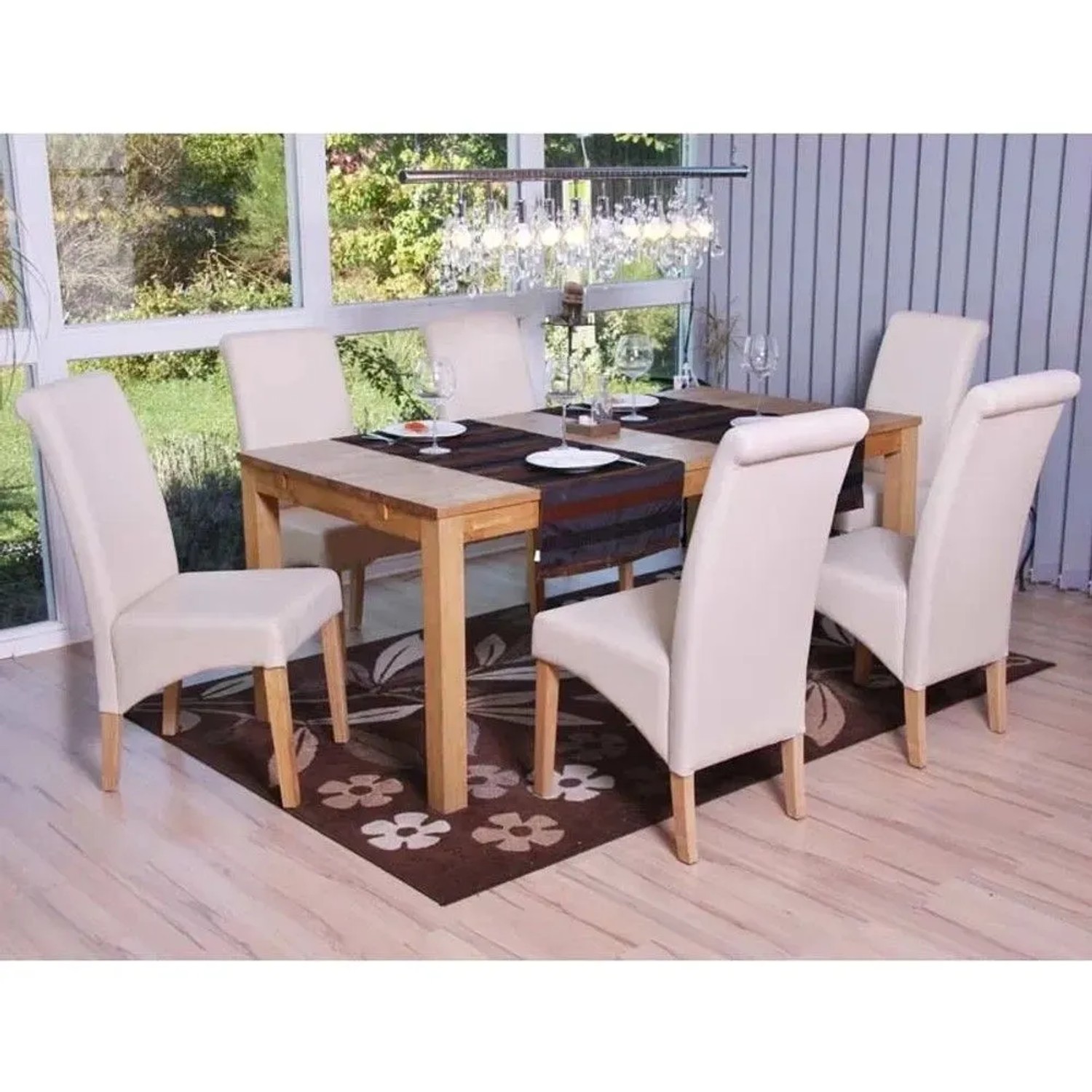 Sechs cremefarbene MCW Esszimmerstühle aus Kunstleder mit hellen Holzfüßen um einen Esstisch.