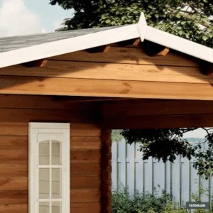 Detailansicht: Alpholz Gartenhaus Nyborg-44 mit Schleppdach, naturbelassenes Holz und weißes Fenster.