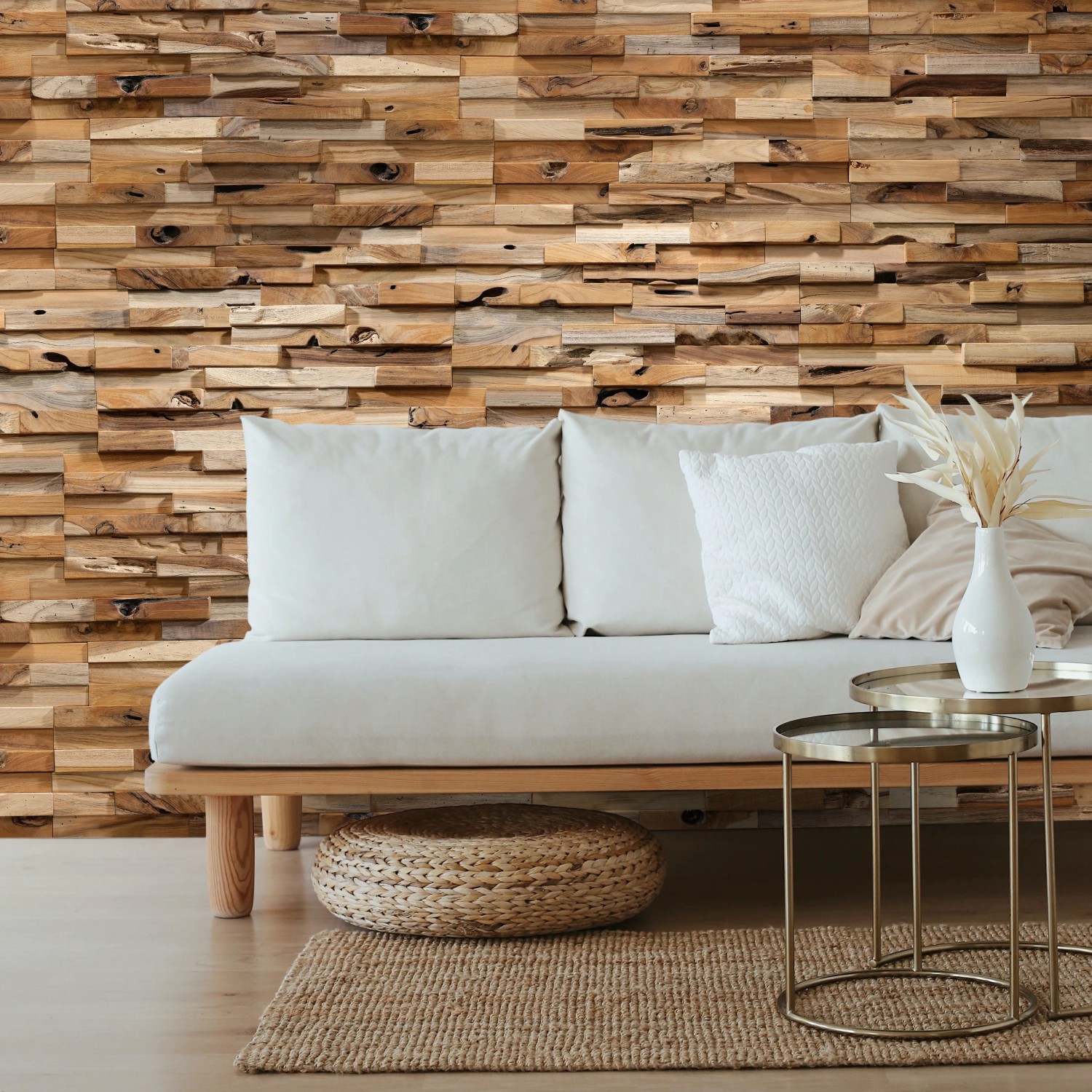 Rebel of Styles Verblender UltraWood Bologna Teak, Holzwand im Wohnraum mit Sofa und Tisch.