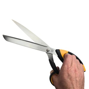 FINNY Tec X Aramid Schere (30cm) mit gelb-schwarzem Griff in Hand gehalten.