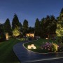 Beleuchteter Gartenweg mit Paulmann Neon Stripe RGB, Teil des Plug & Shine Außenbeleuchtungssystems.