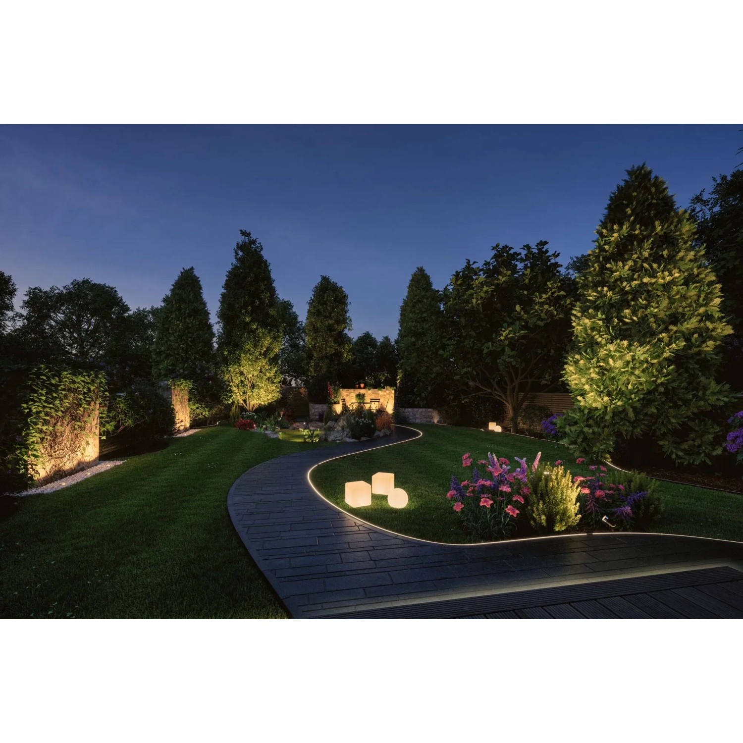 Beleuchteter Gartenweg mit Paulmann Neon Stripe RGB, Teil des Plug & Shine Außenbeleuchtungssystems.