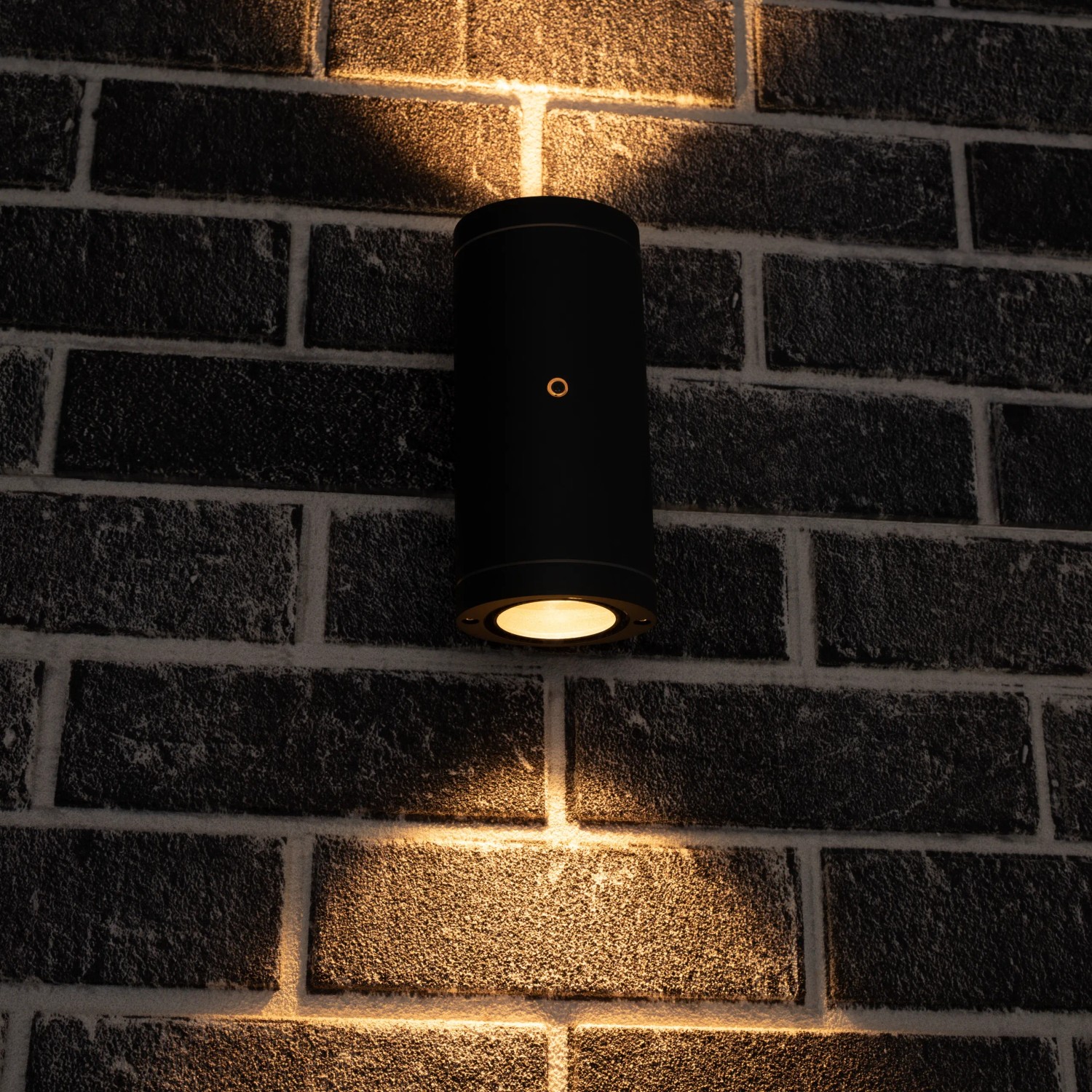 Moderne, anthrazitfarbene LED Außenwandleuchte, oval, 2-flammig, mit Lichtsensor.