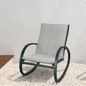 Hellgrauer Svita Eiby Deluxe Schaukelstuhl mit Polsterung, dunklem Metallgestell und Armlehnen für Outdoor-Bereich.