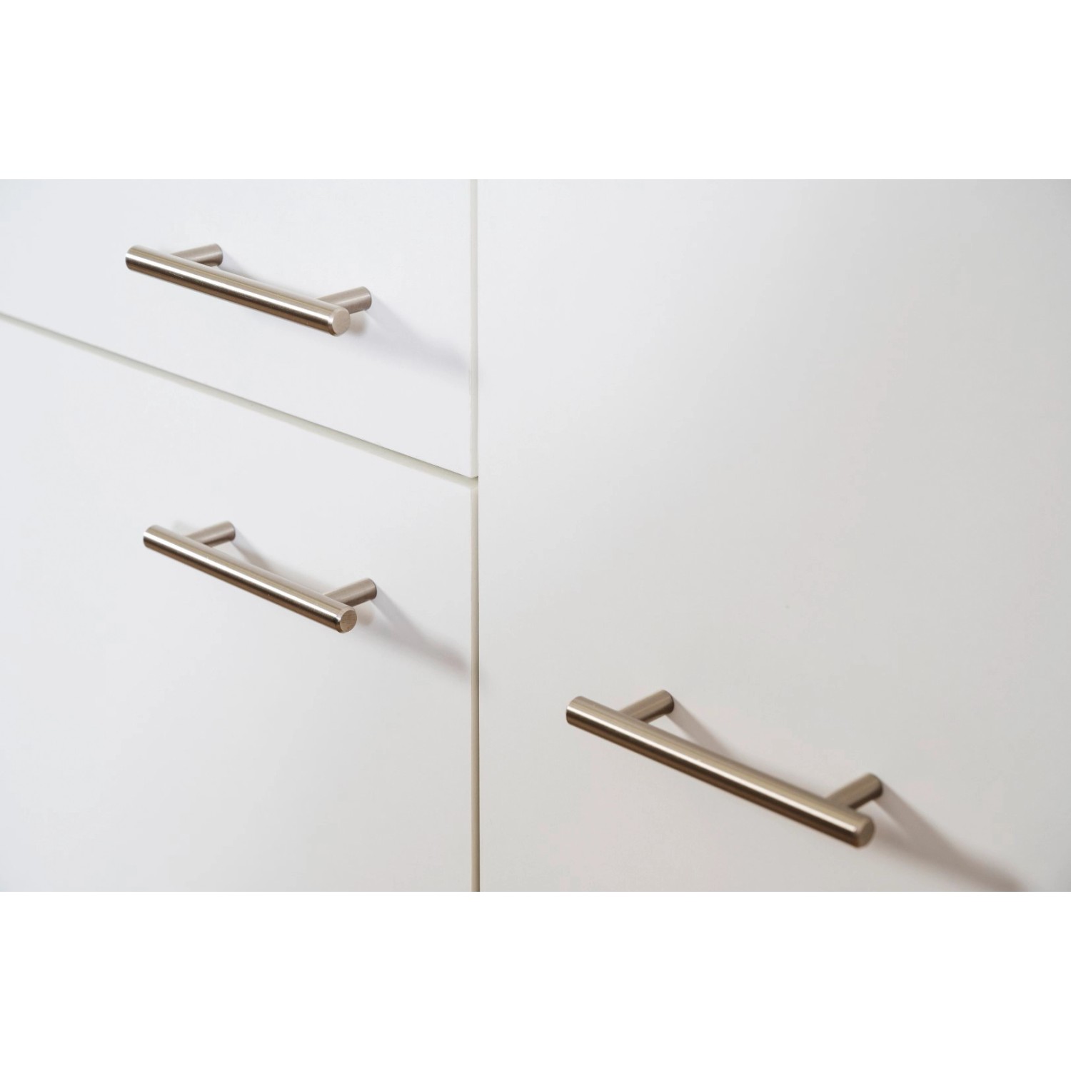 Detailaufnahme: Weiße Küchenzeile mit Edelstahlgriffen. Respekta Küchenzeile.