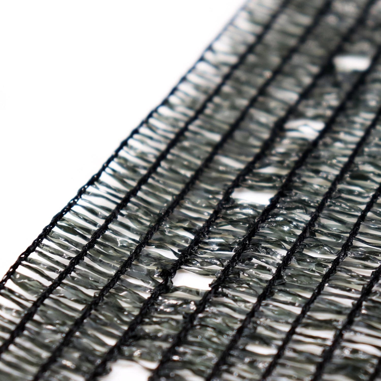 Detailaufnahme des schwarzen Aquagart Schattiernetzes/Sichtschutzes (90g, 2m breit) für Zäune.