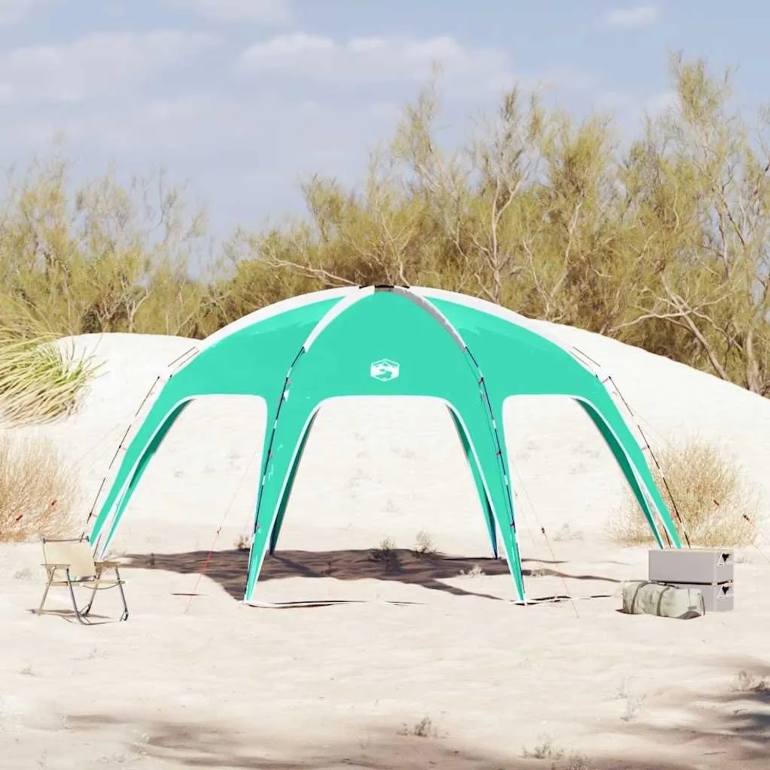 Seegrünes Partyzelt auf Sandboden, ideal als Pavillon. Wasserdichtes Zelt für Outdoor-Events.