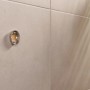 Tesa Moon Toilettenpapierhalter, schwarz matt, zur Wandmontage ohne Bohren.