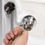 LUX Standhahnmutternschlüssel Comfort im Einsatz an einem Waschbecken.