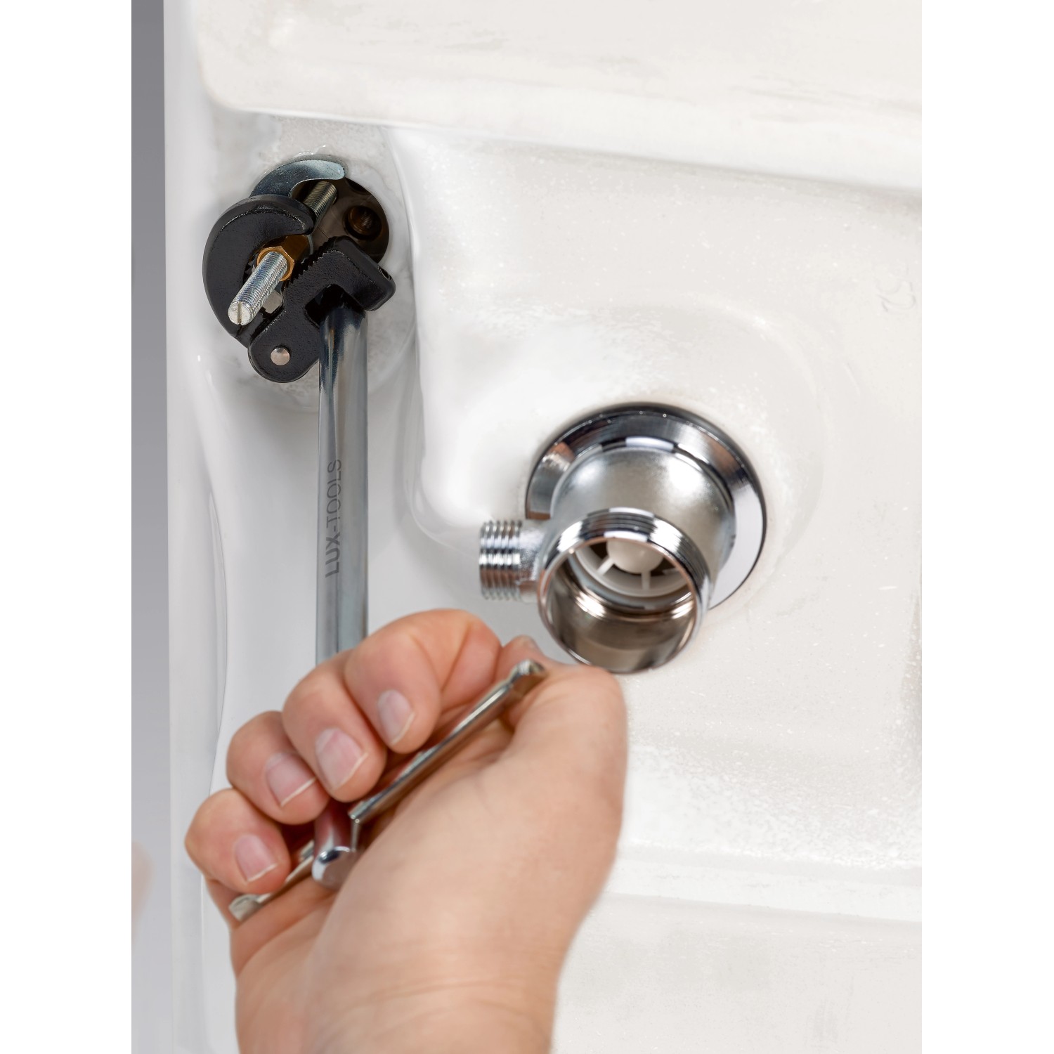 LUX Standhahnmutternschlüssel Comfort im Einsatz an einem Waschbecken.
