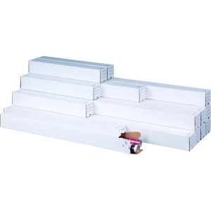 Stapel weiße PROREGAL Plan-Boxen aus Wellpappe für DIN A0 Pläne. Eine offene Versandhülse zeigt gerollte Dokumente.