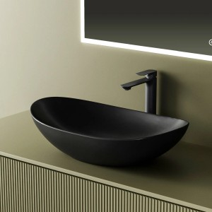 Mattschwarzes, ovales Emke Aufsatzwaschbecken aus Keramik im modernen Badezimmer.