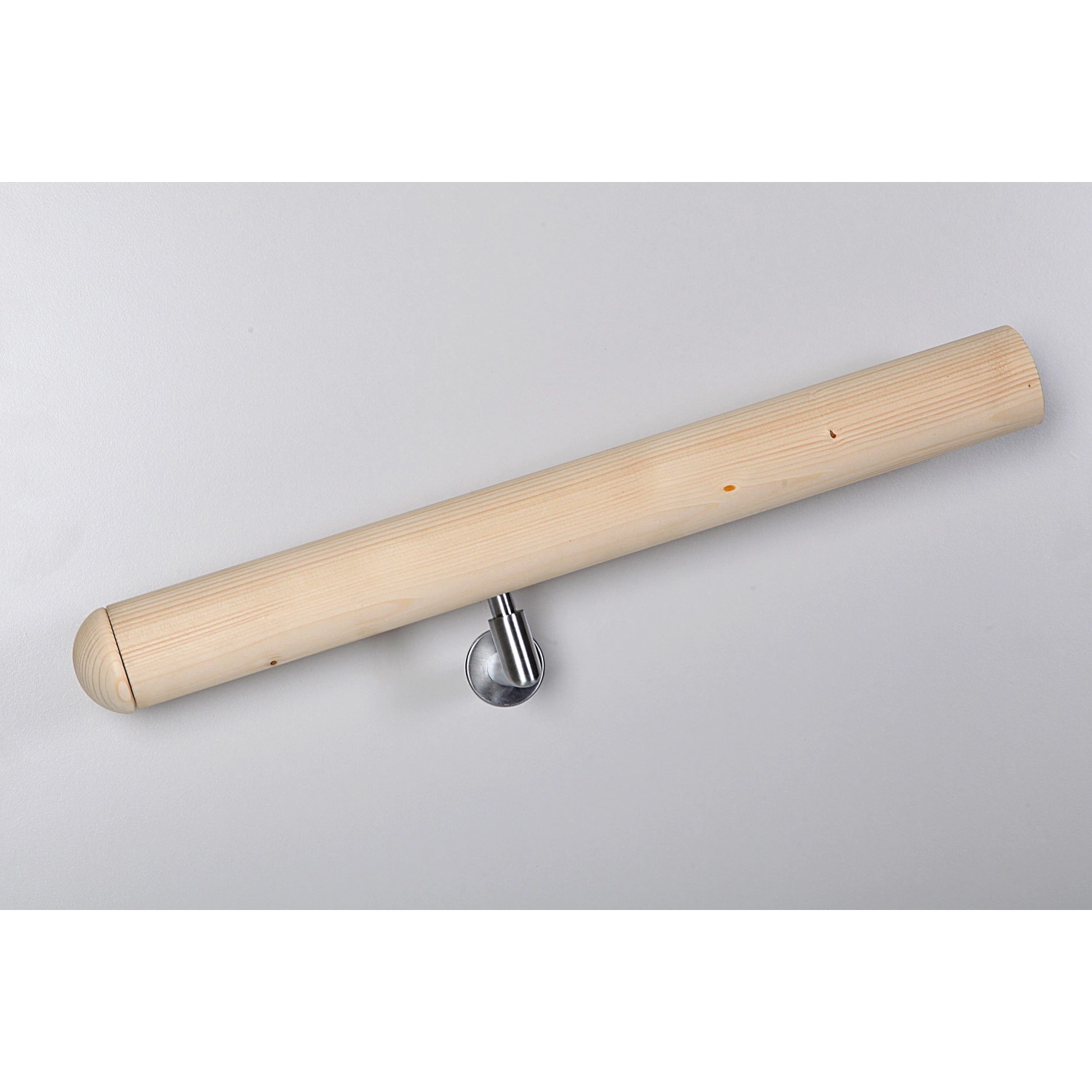 Holzhandlauf mit L-förmiger, matter Chrom-Konsole (2er Set) zur Wandmontage.