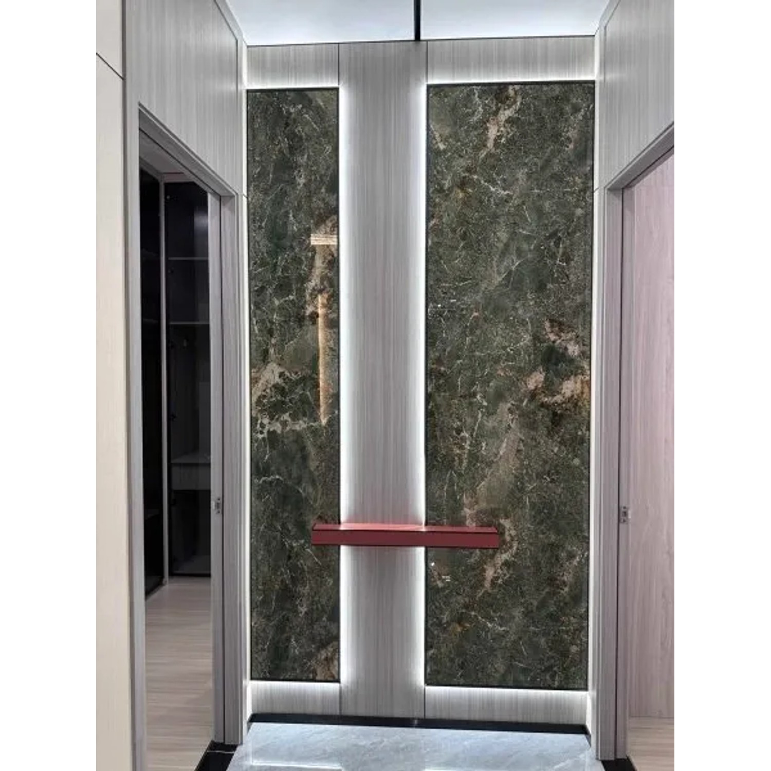 Hellgraue Colortree Wandpaneele in Marmoroptik, wasserdicht und dämmend, ca. 260x122cm.