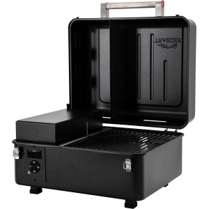 Schwarzer Traeger Ranger Pelletgrill mit geöffnetem Deckel und Grillrost.