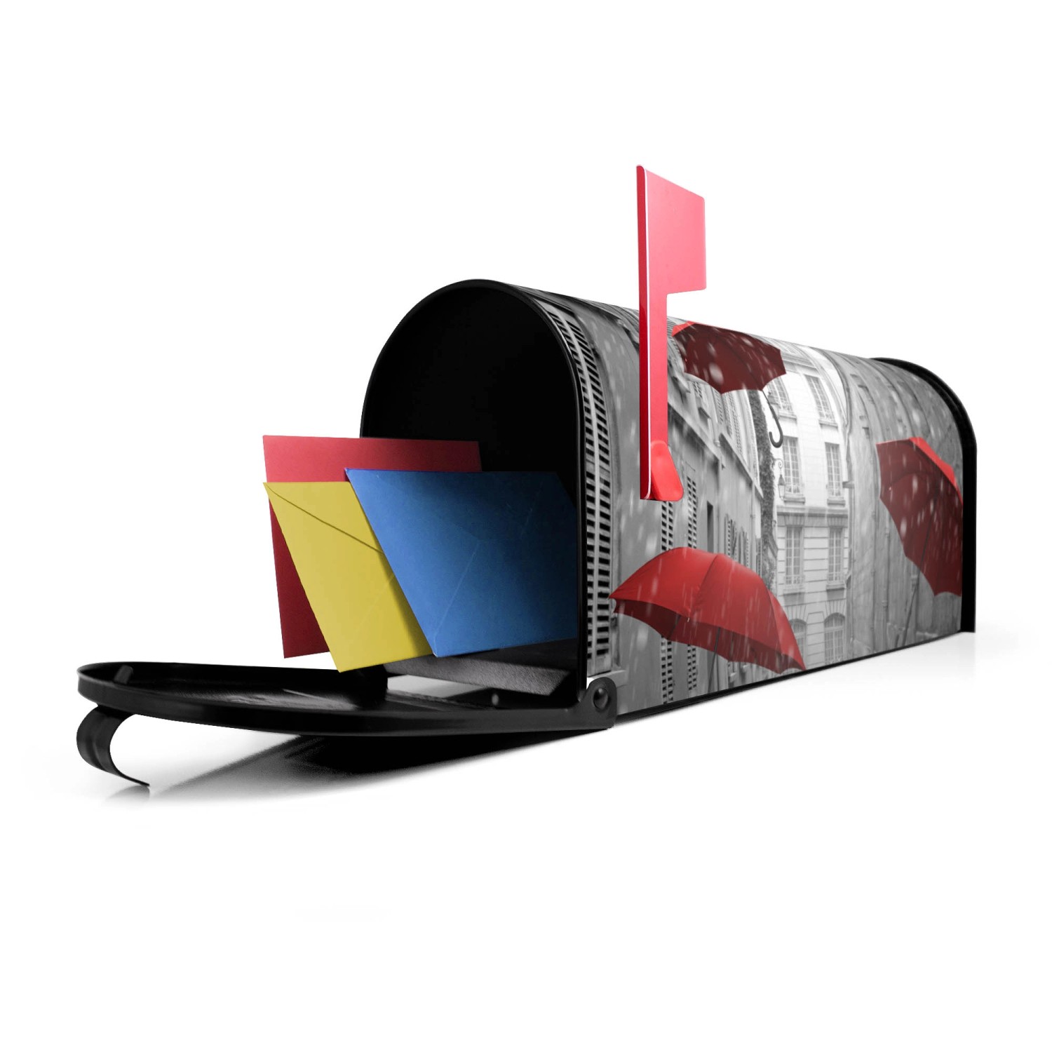 Offener, schwarzer US Briefkasten mit Motiv Rote Schirme und roter Fahne, gefüllt mit Briefen.