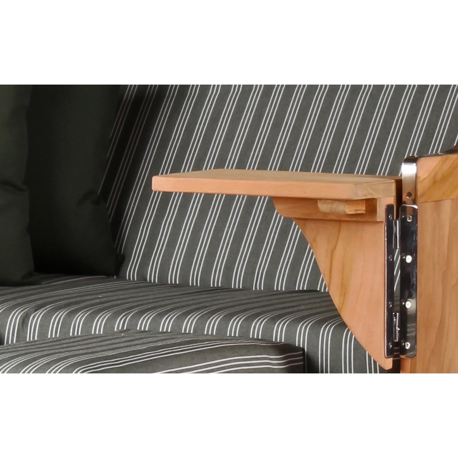 Detailansicht: GarWoh Strandkorb Rantum Teak mit Bistrotisch und grau gestreiftem Dessin.