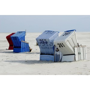 ESTAhome Fototapete: Strandkörbe in Blau, Beige und Rot am Strand, sommerliches Flair für Ihr Zuhause.