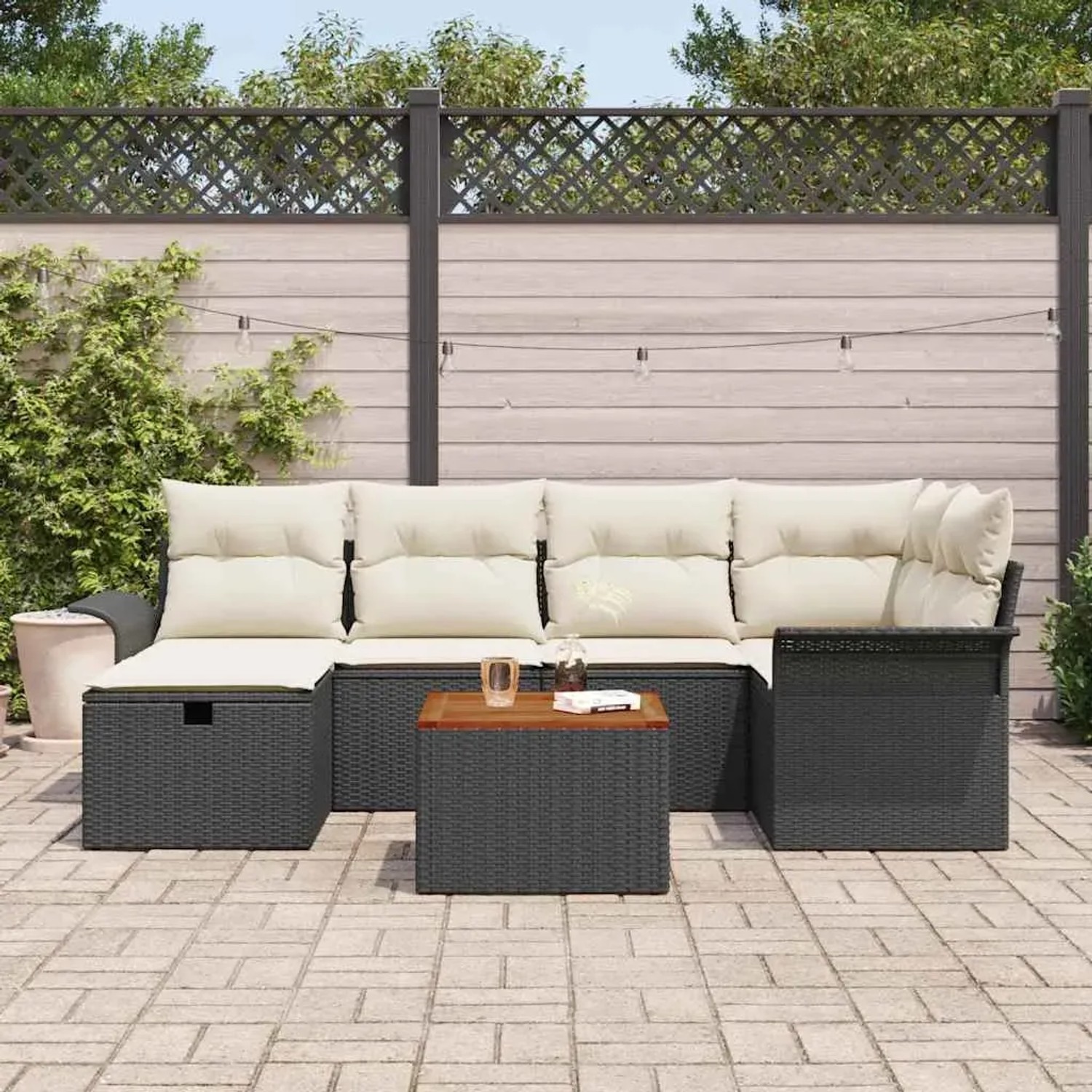 Schwarzes 7-teiliges vidaXL Garten-Sofa-Set aus Rattan mit Kissen und Tisch.