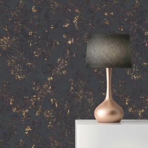Tadessi Vliestapete Schwarz mit goldenem Barock-Ornamentmuster. Edle Wandgestaltung für Wohnräume.