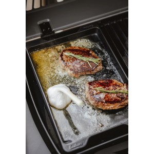 Enders Gussplatte mit Steaks und Knoblauch auf Grill. Grillutensil für Urban II/Explorer II Serie.