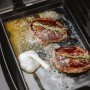 Enders Gussplatte mit Steaks und Knoblauch auf Grill. Grillutensil für Urban II/Explorer II Serie.