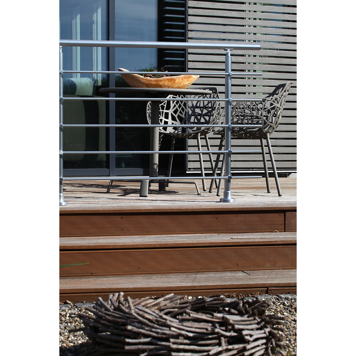 Dieda Geländerset aus Aluminium mit waagerechten Rundstäben auf einer Terrasse mit Gartenmöbeln.