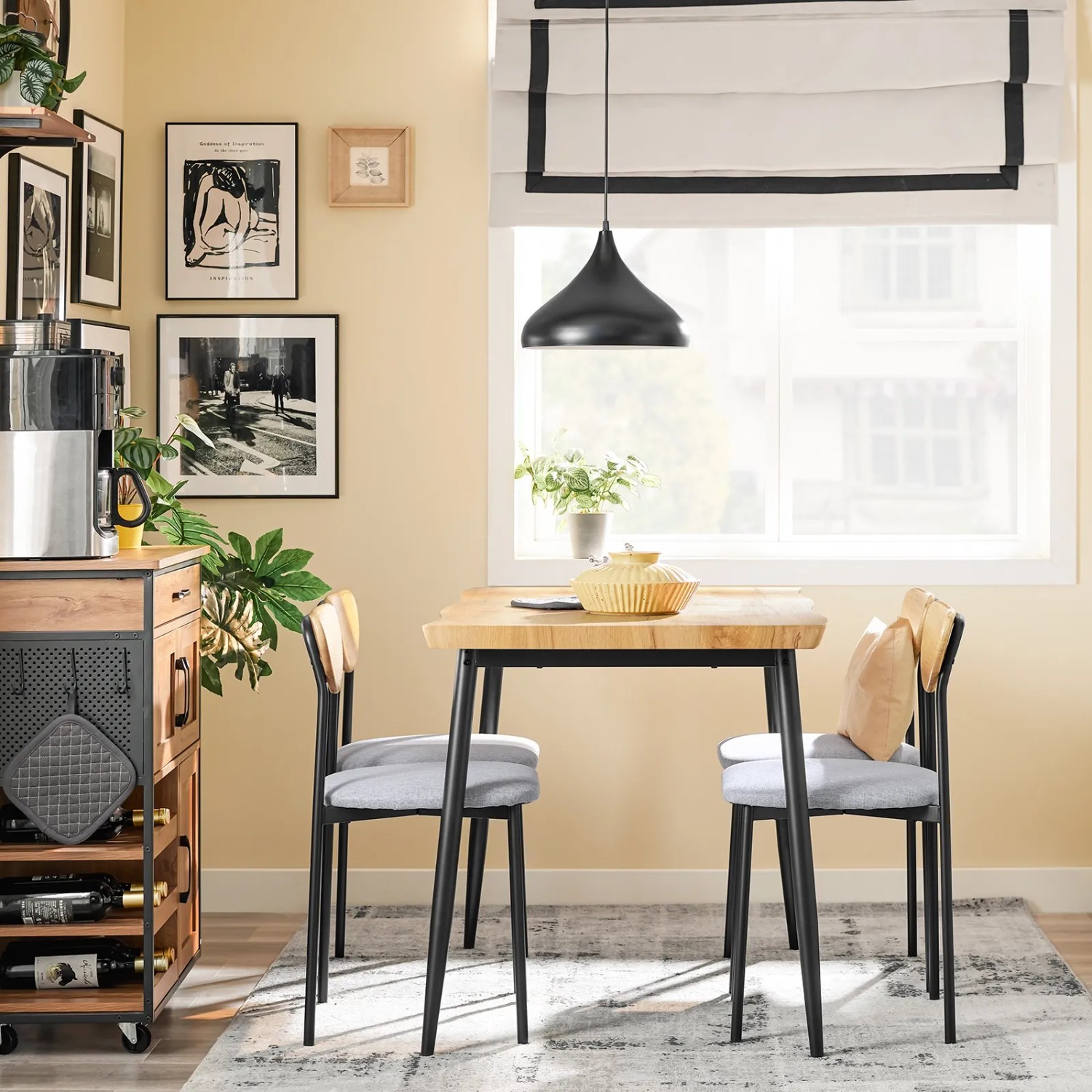 SoBuy Essgruppe mit Bartisch und 4 Stühlen (OGT52-N) im Esszimmer.