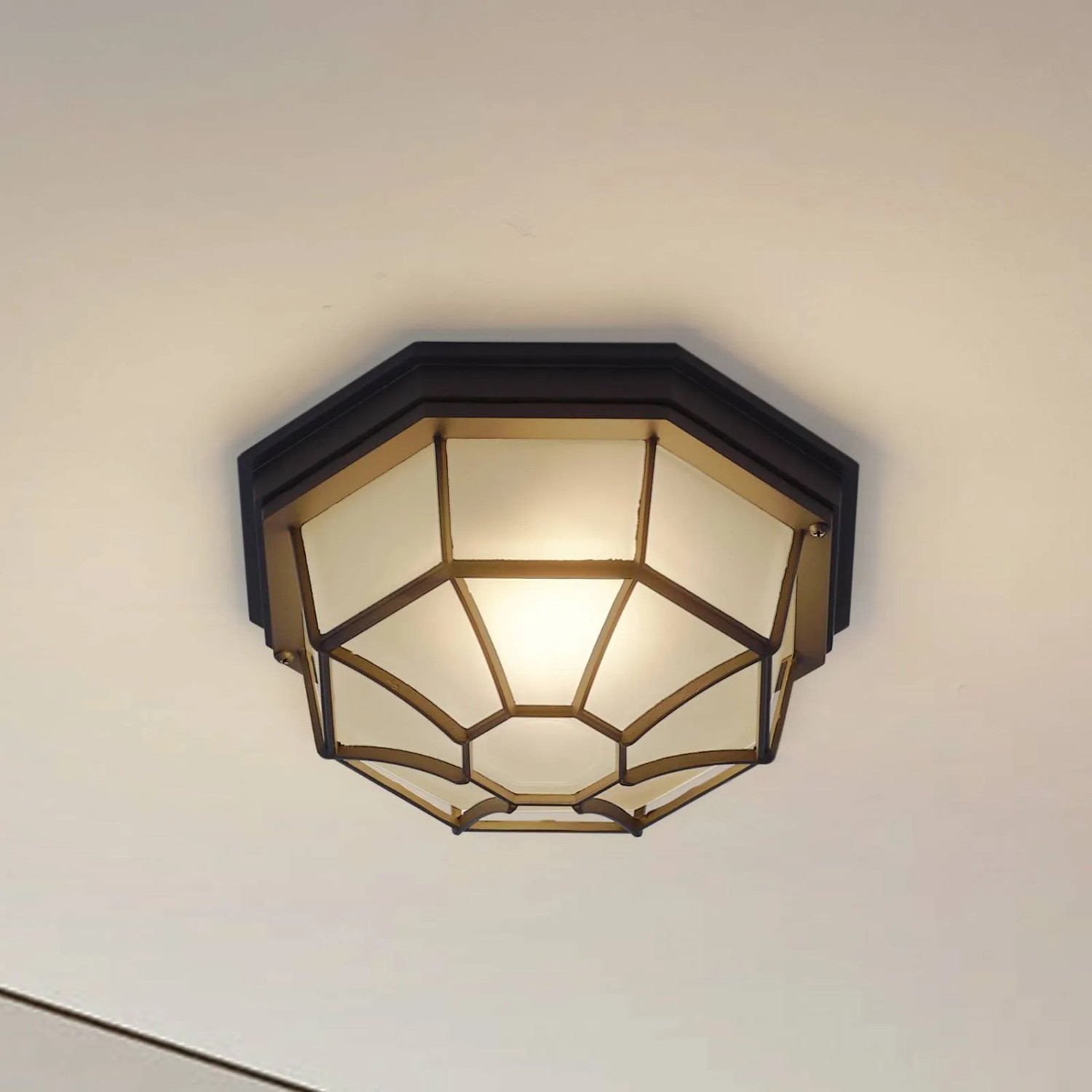 Schwarze Lindby Deckenlampe Idril, spritzwassergeschützt, für Terrasse und Garten.