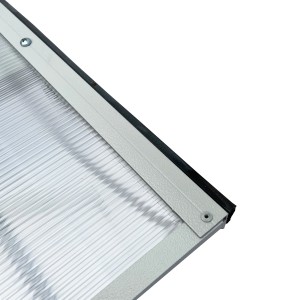 STARKEDACH Vordach: Detail des lichtgrauen Aluminiumrahmens RAL 7035 mit transparenter Polycarbonatplatte.