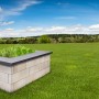 EHL Hochbeet CityPur Set, grau-anthrazit, 173x93x59cm, aus Betonsteinen mit Pflanzen befüllt.
