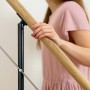 Detailaufnahme: Dolle Mittelholmtreppe Boston mit Eichenholz-Handlauf und anthrazitfarbenem Metallgeländer.