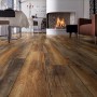 Jangal Laminatboden Oak National Park Line Golden Stream im Wohnraum mit Kamin.