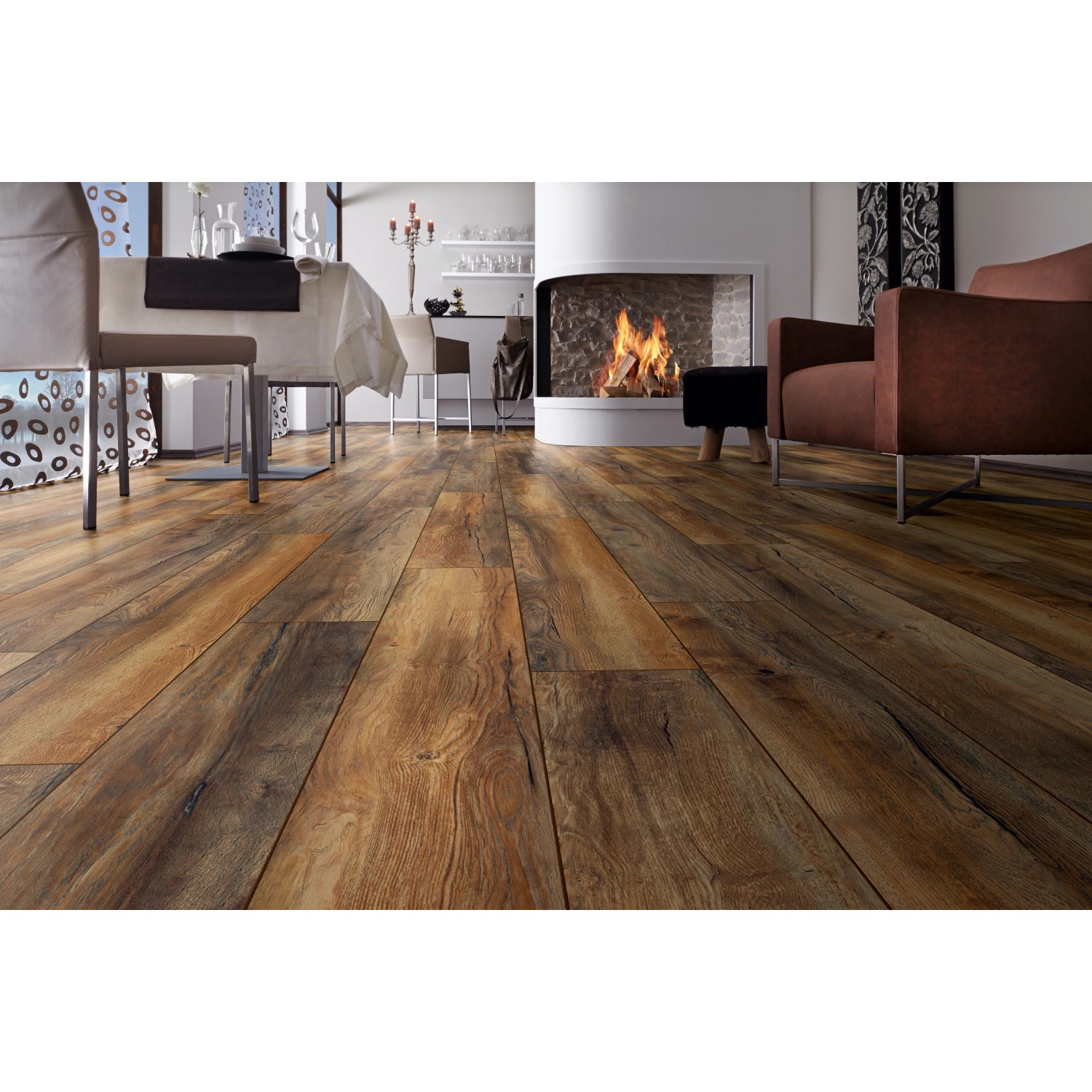Jangal Laminatboden Oak National Park Line Golden Stream im Wohnraum mit Kamin.