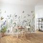 Komar Fototapete Breeze Grün 350x250cm im Interieur mit Esstisch und Stühlen.