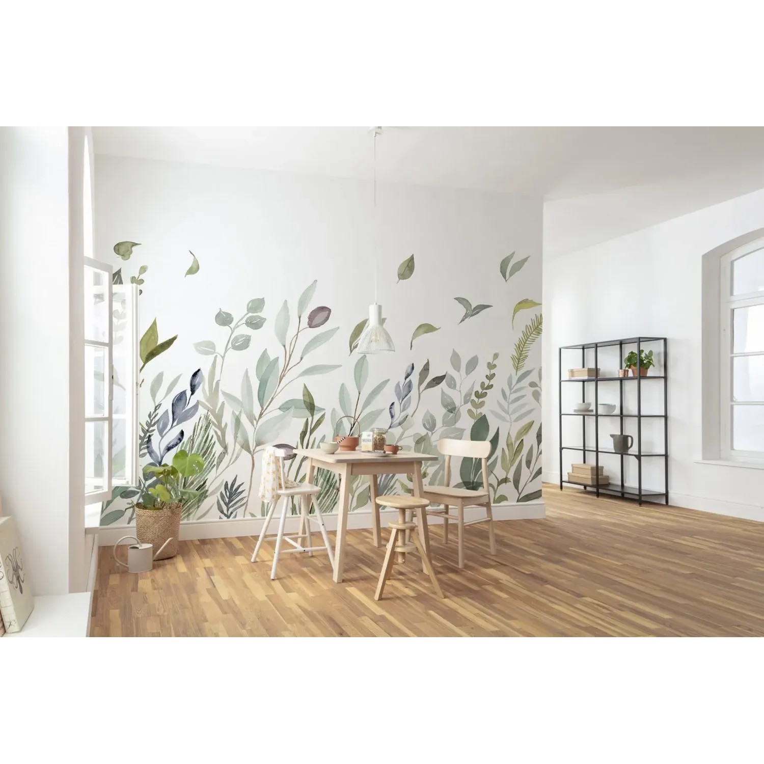 Komar Fototapete Breeze Grün 350x250cm im Interieur mit Esstisch und Stühlen.