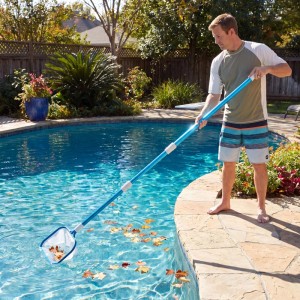 Mann reinigt Pool mit blauer Wiltec Teleskopstange und Kescher, entfernt Blätter. Effektive Poolreinigung mit 360cm Poolstange.